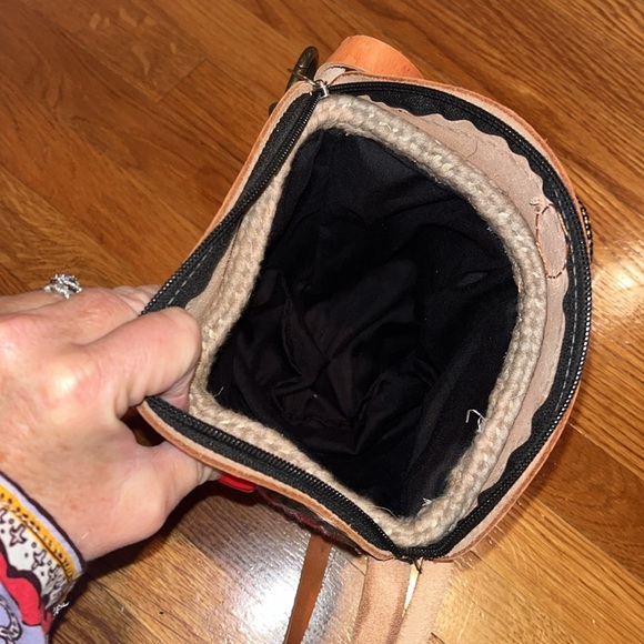 Handmade in Africa bucket style woven crossbody bag - Picture 9 of 9